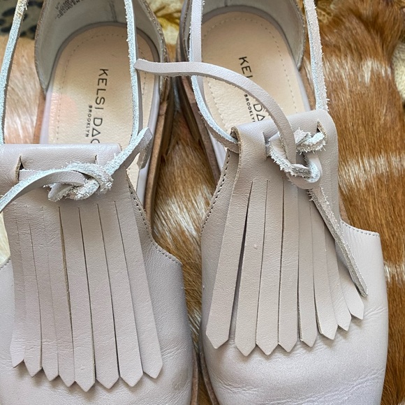Beautiful Kelsi Dagger fringe flats 36 - Picture 2 of 4